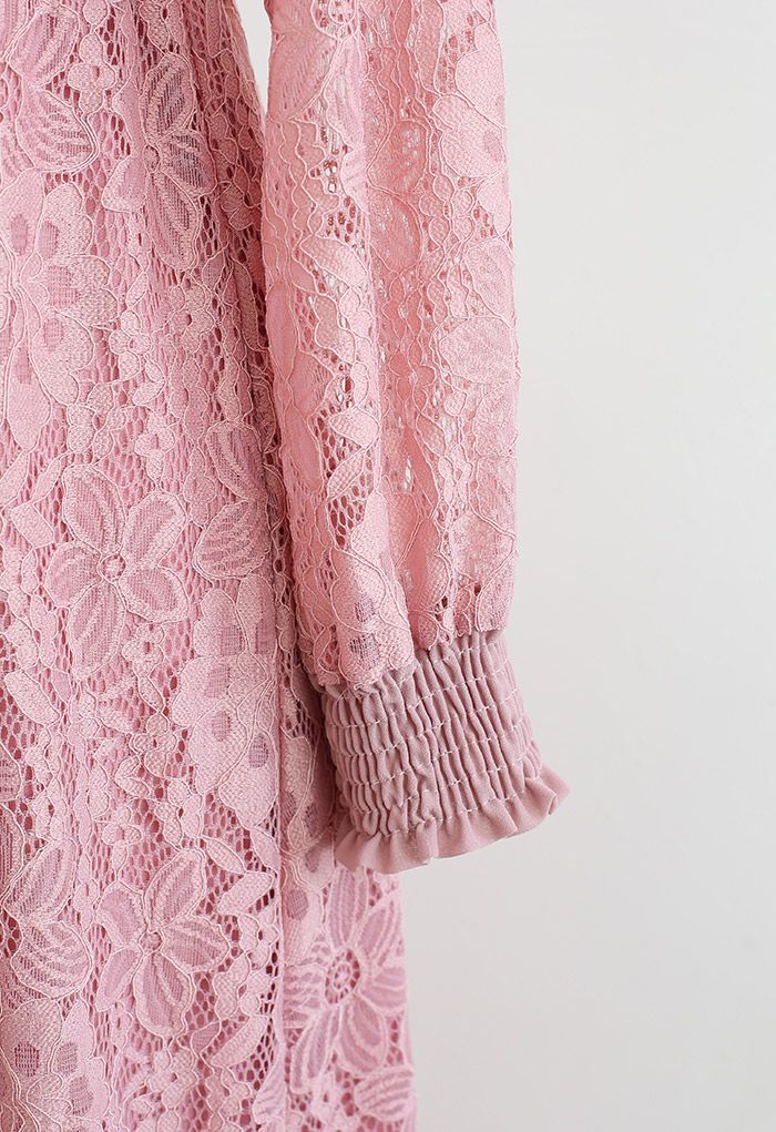 Vestido midi plisado con empalme de encaje floral en rosa