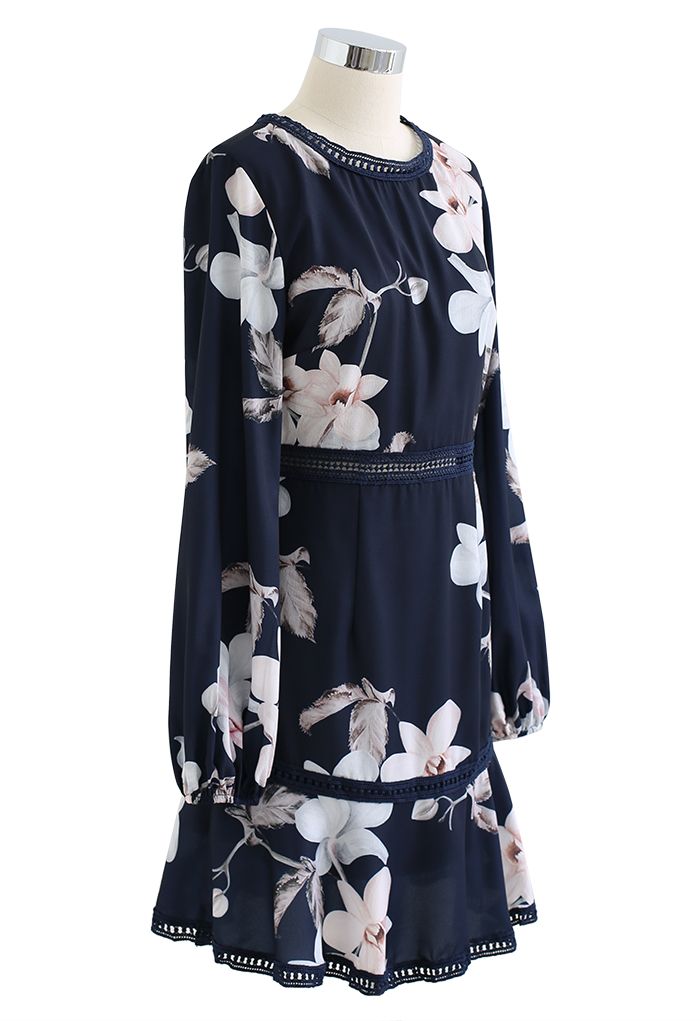Vestido con volantes de gasa azul marino flor de magnolia