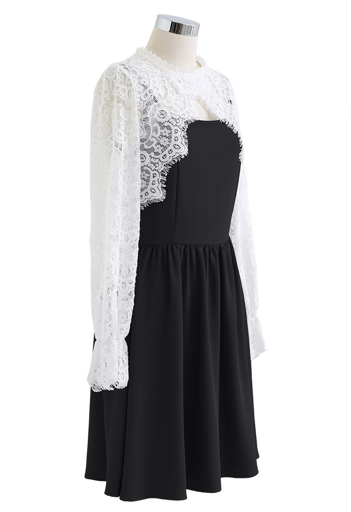 Conjunto de top estilo capa con encaje floral y vestido de tirantes en negro