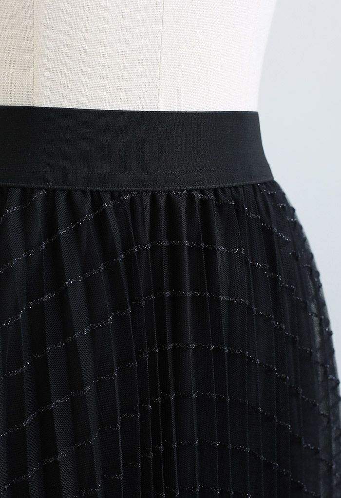 Falda de malla plisada con rayas brillantes en negro