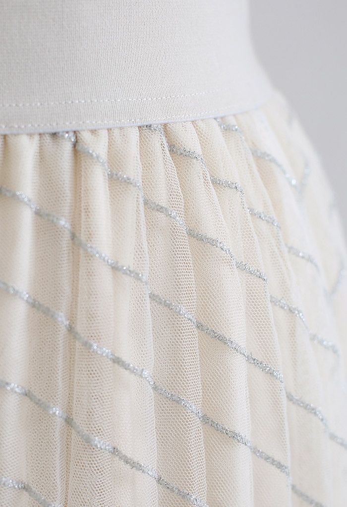 Falda de malla plisada con rayas brillantes en color crema