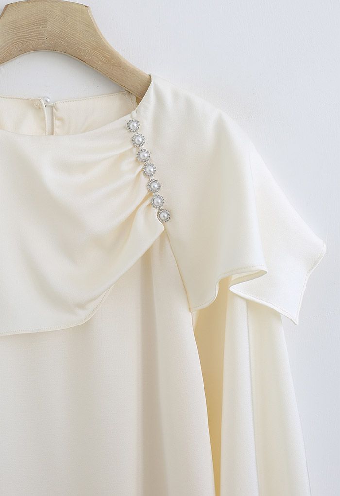 Camisa de satén nacarado con cuello de capa en color crema