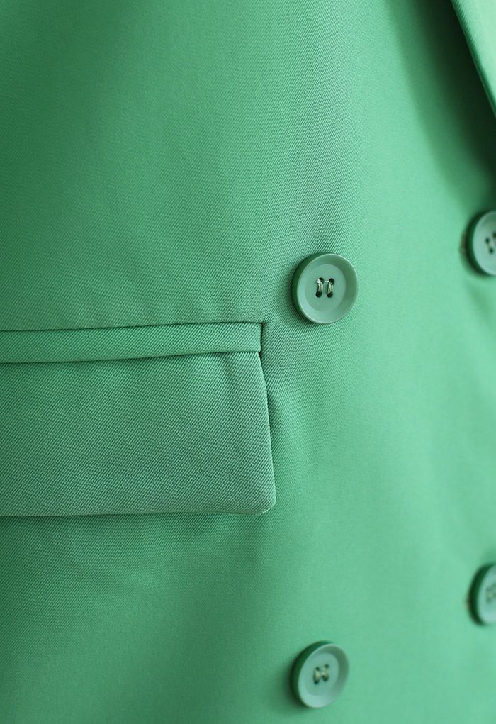 Blazer con doble botonadura y bolsillos con solapa en verde