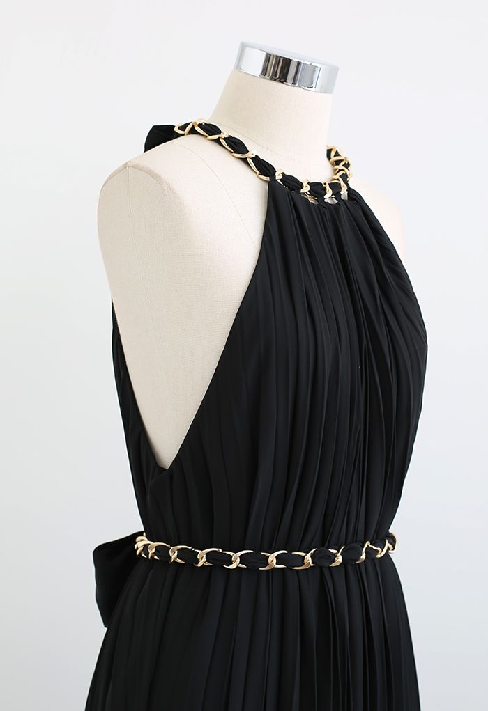 Vestido largo plisado con cuello halter y cadena dorada en negro