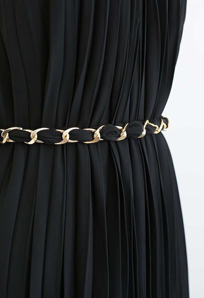 Vestido largo plisado con cuello halter y cadena dorada en negro