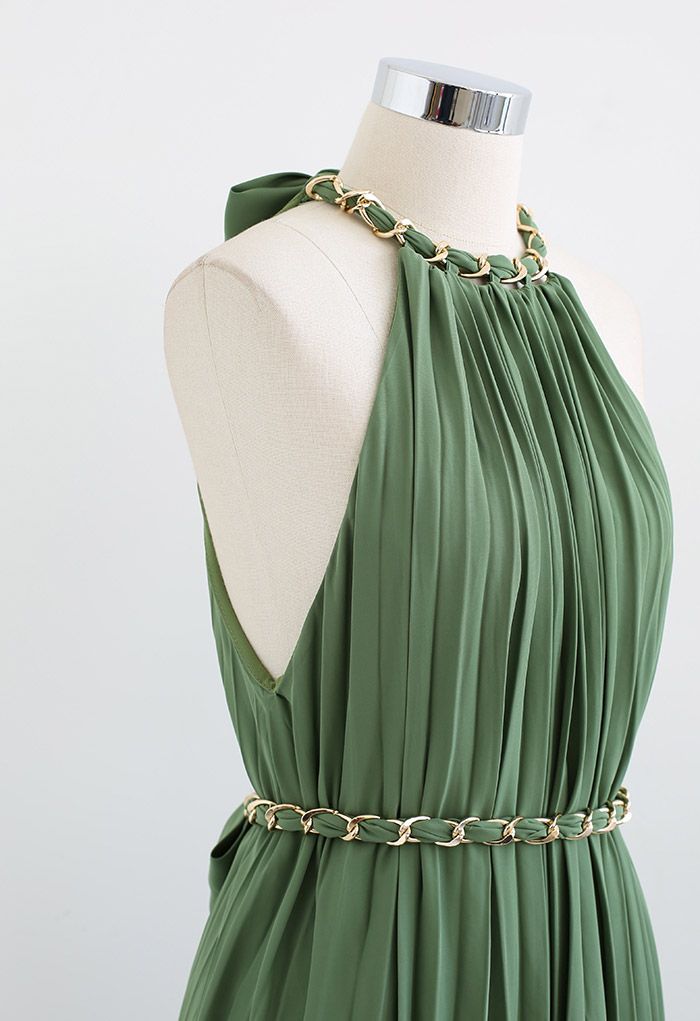 Vestido largo plisado con cuello halter y cadena dorada en verde