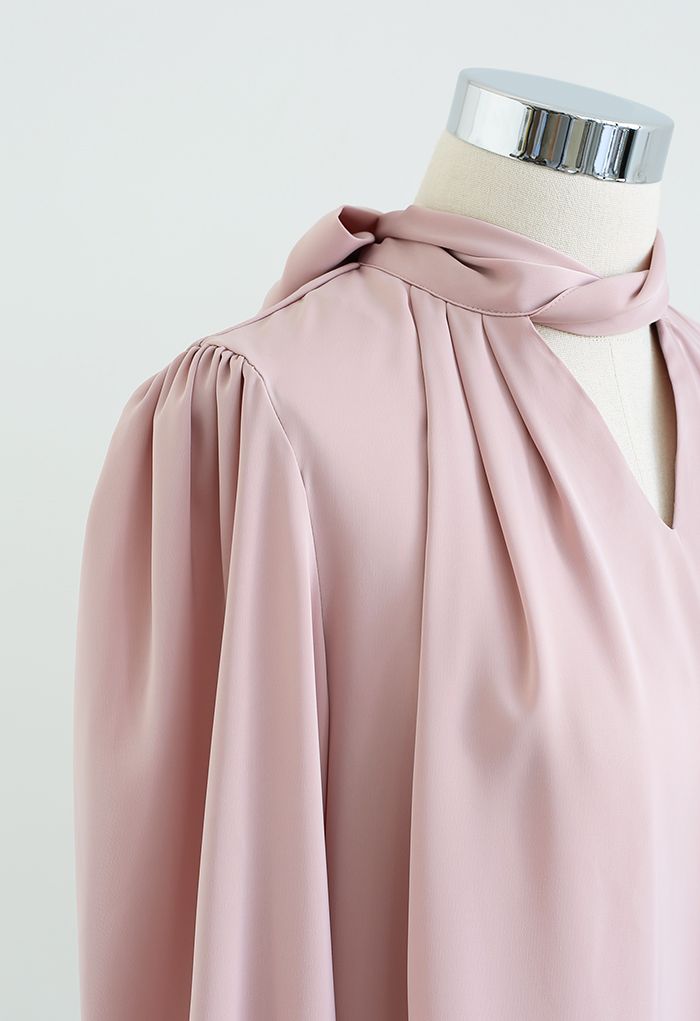 Camisa de satén con cuello en V retorcido y lazo en rosa