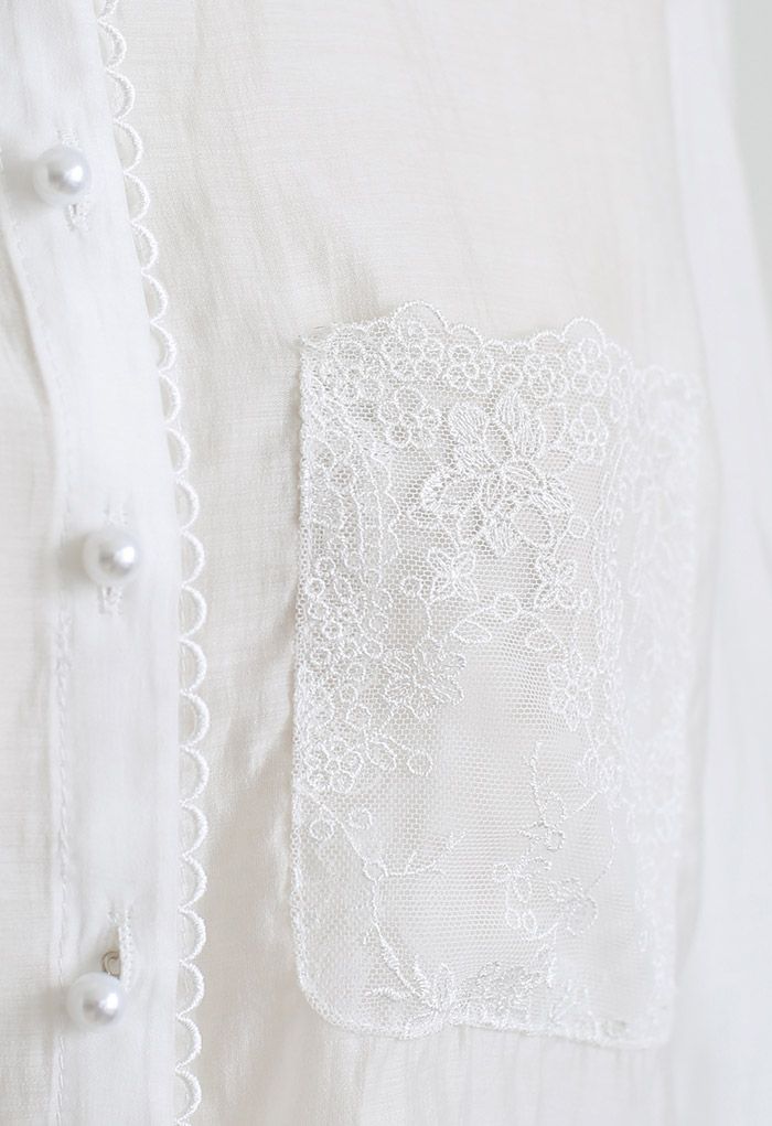 Camisa semitransparente con inserción de malla floral en blanco
