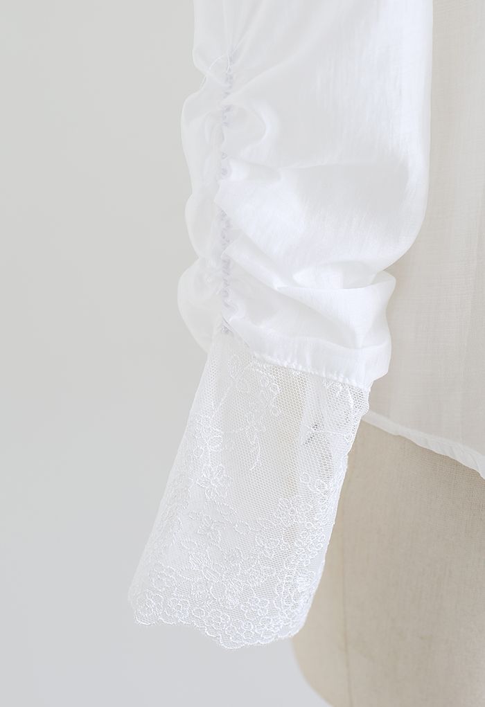 Camisa semitransparente con inserción de malla floral en blanco