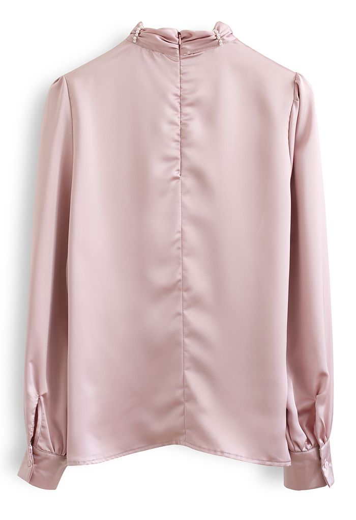 Camisa rosa de satén con cuello falso fruncido y decoración de cuentas