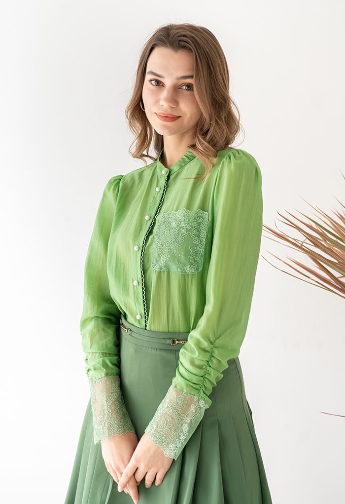 Camisa semitransparente con inserción de malla floral en verde