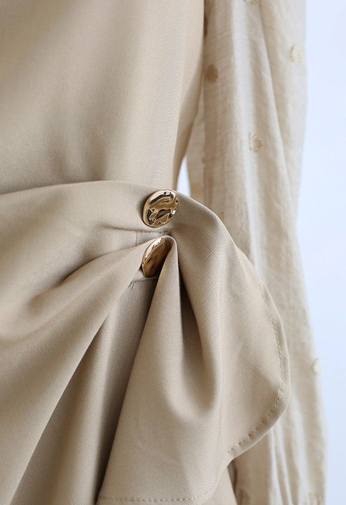 Vestido midi asimétrico con solapa en la cintura y botones fruncidos en camel