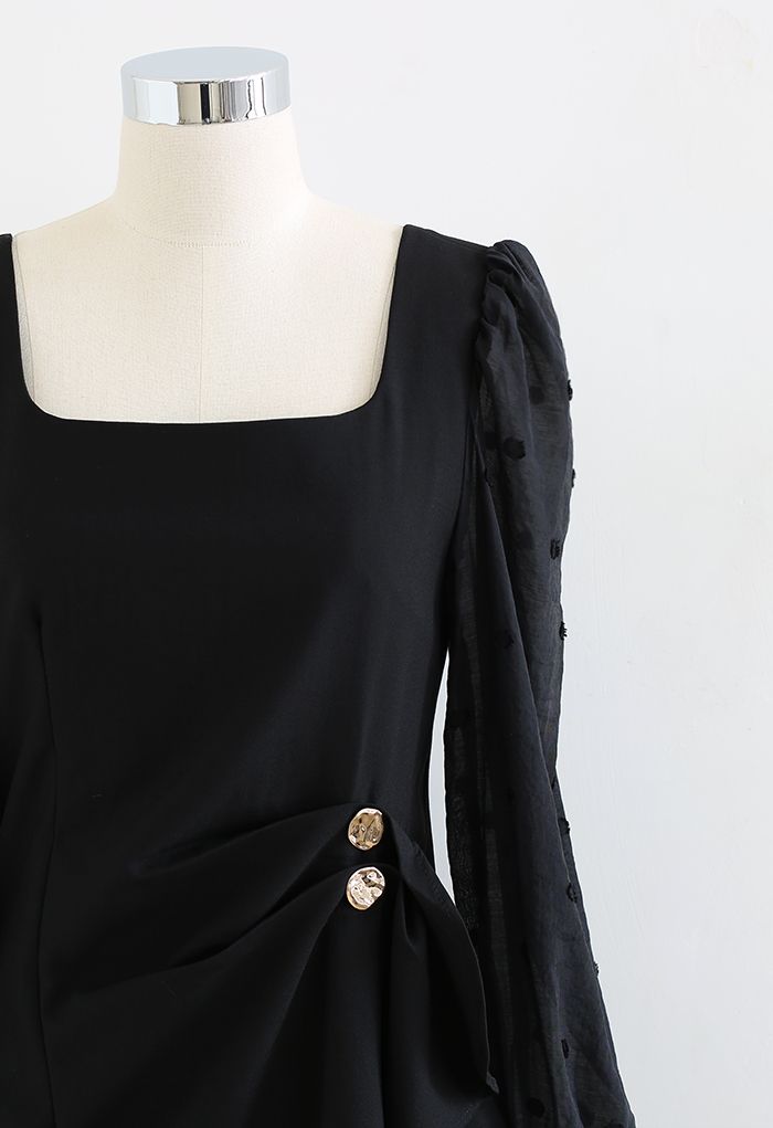 Vestido midi asimétrico con solapa en la cintura y botones fruncidos en negro