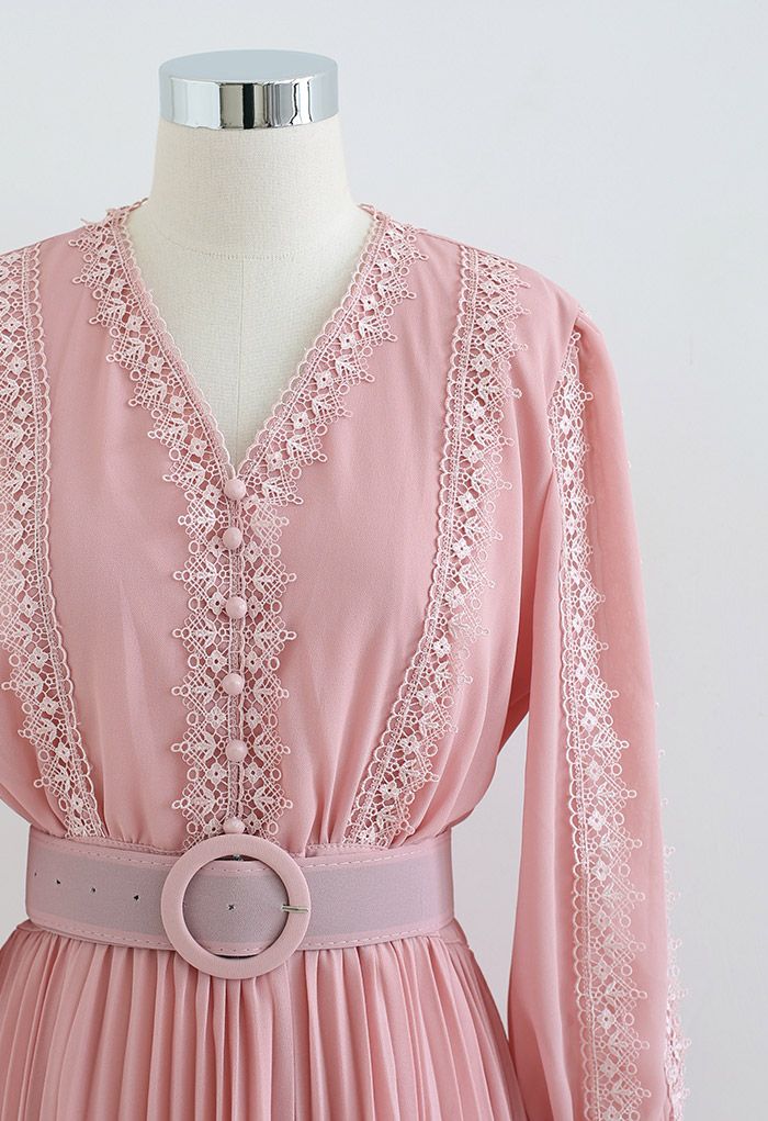 Vestido de chifón plisado con cinturón y adornos de croché en rosa