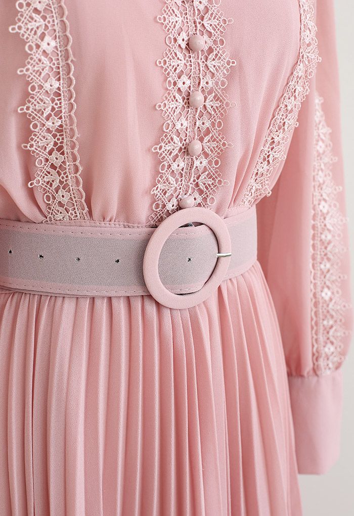 Vestido de chifón plisado con cinturón y adornos de croché en rosa
