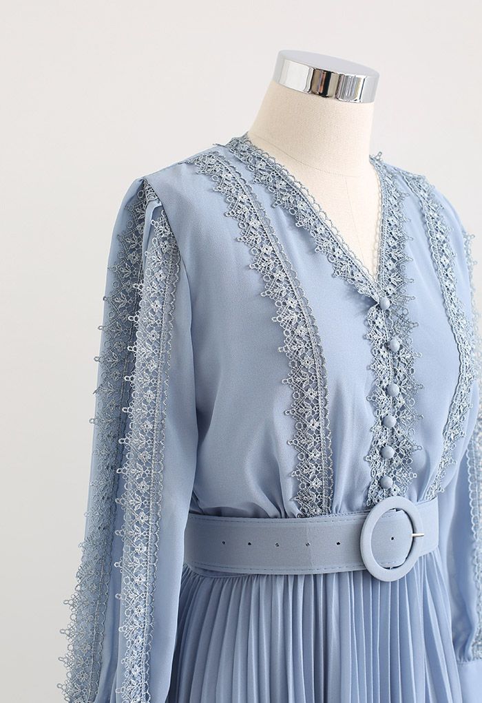Vestido de chifón plisado con cinturón y adornos de croché en azul