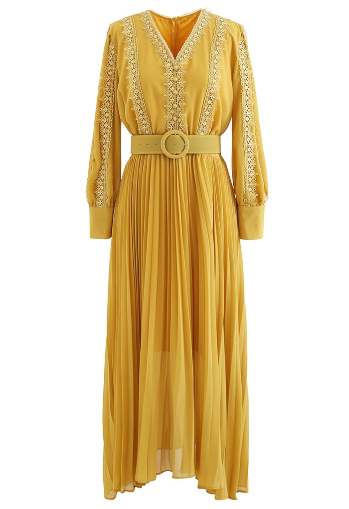 Vestido de chifón plisado con cinturón y adornos de croché en amarillo