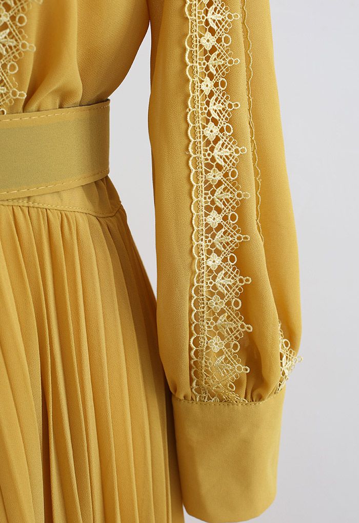 Vestido de chifón plisado con cinturón y adornos de croché en amarillo