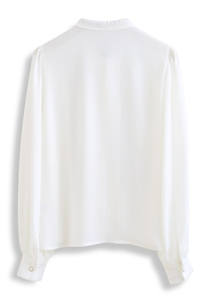 Camisa de satén con lazo de malla de puntos autoajustables en blanco