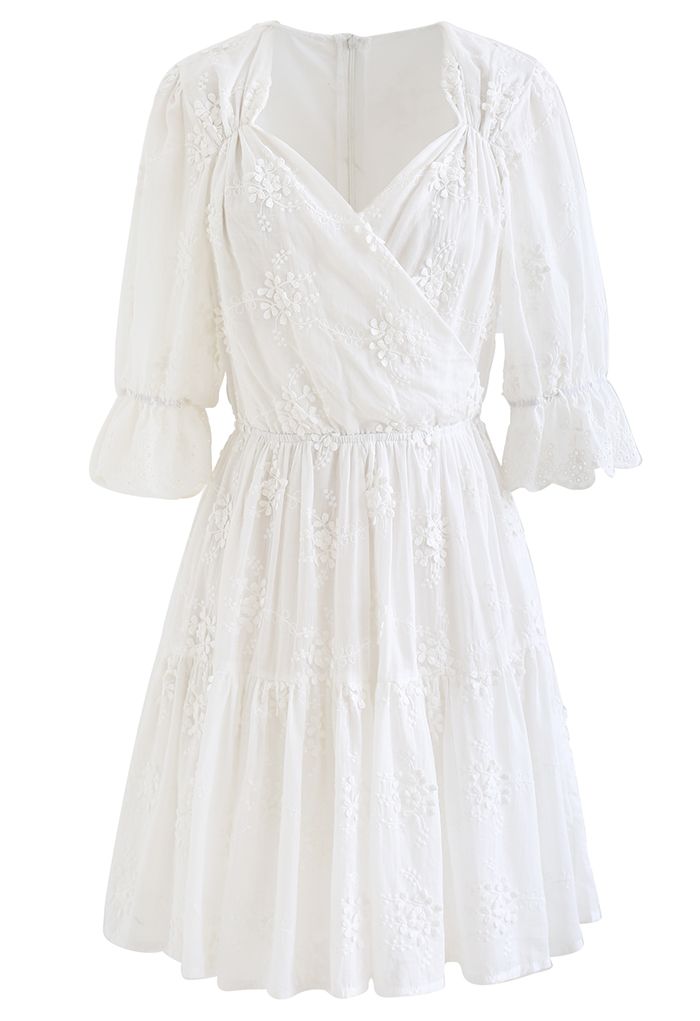 Vestido blanco de algodón con escote corazón y bordado Floret