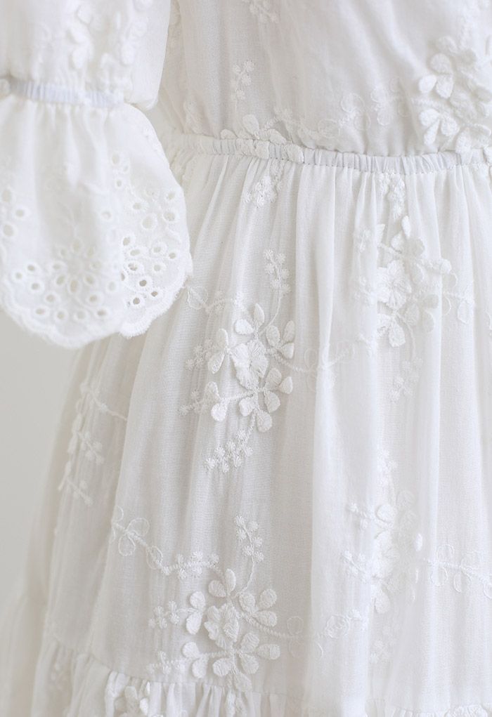 Vestido blanco de algodón con escote corazón y bordado Floret