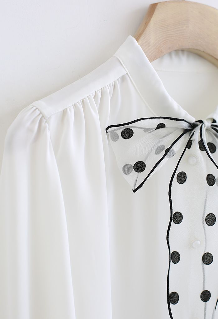 Camisa de satén con lazo de malla de puntos autoajustables en blanco