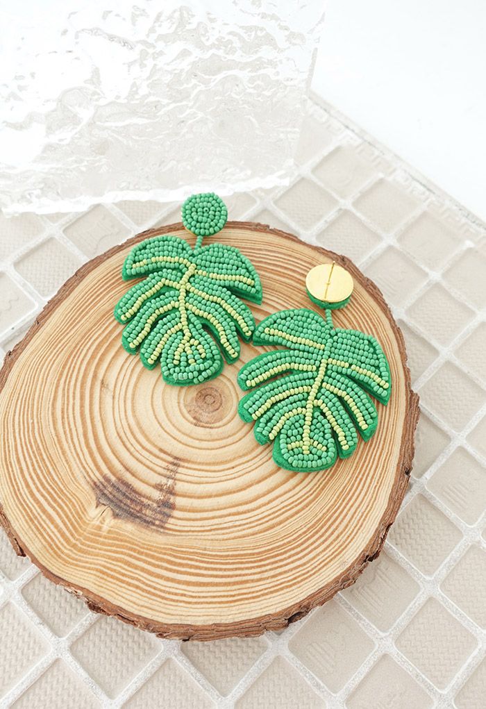 Aretes de hojas tropicales con cuentas