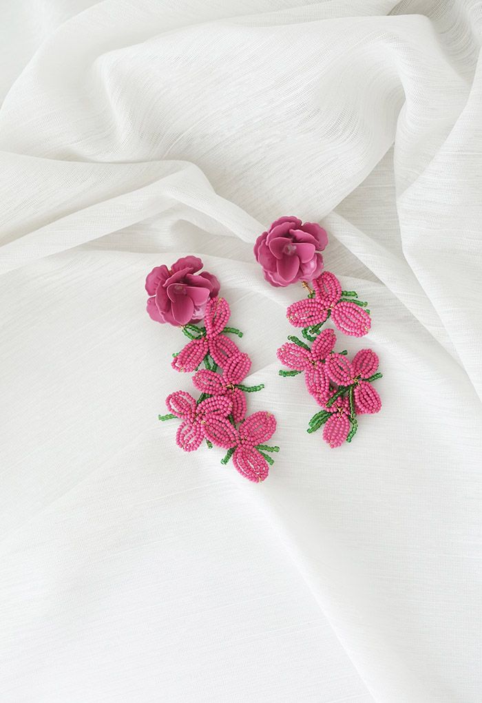 Aretes de flores con cuentas rosadas