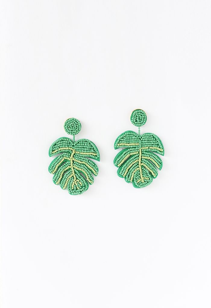 Aretes de hojas tropicales con cuentas