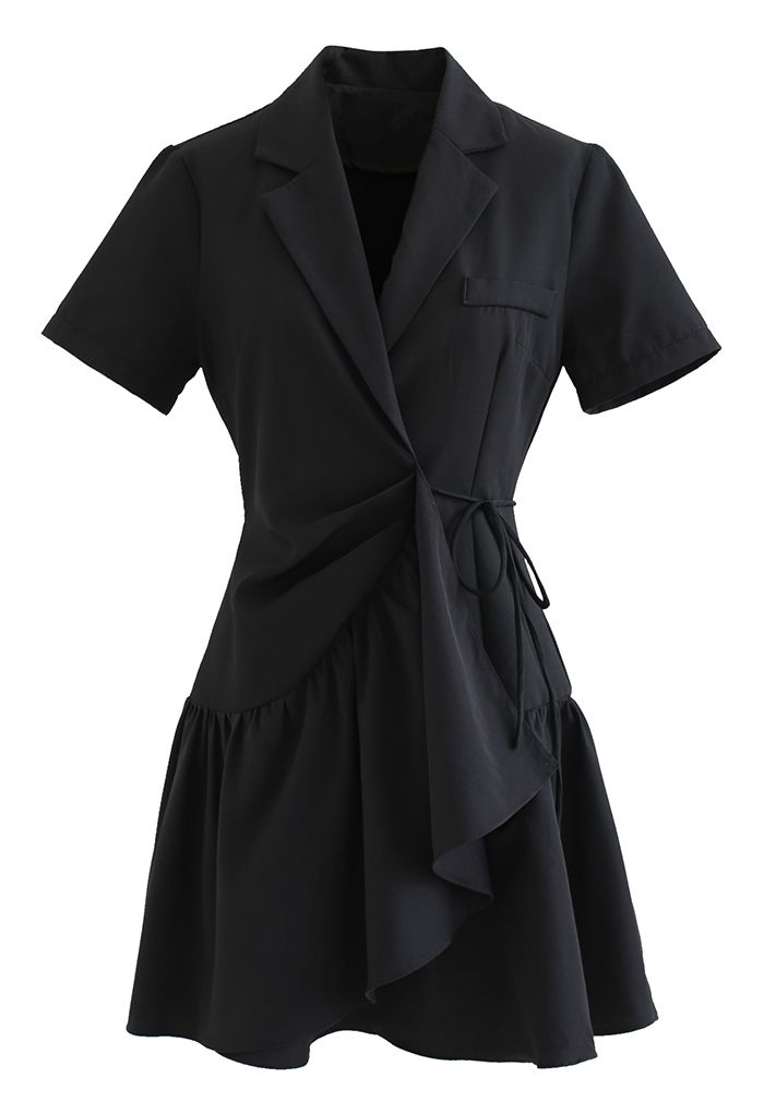 Mini vestido cruzado asimétrico con volantes en negro sólido