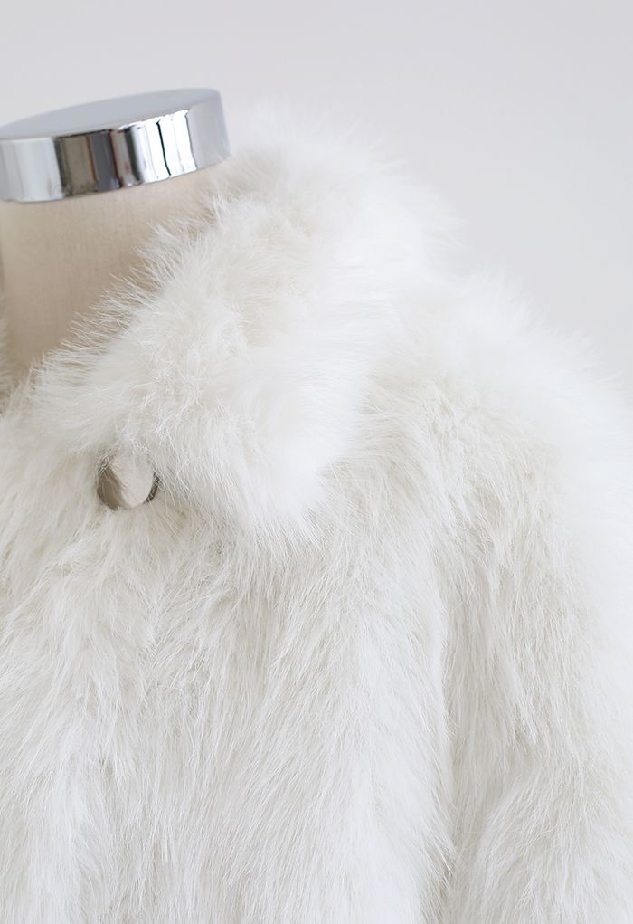 Abrigo corto con cuello de piel sintética mullida en blanco