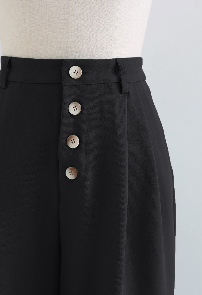 Pantalones de pierna recta con cierre de botones en negro