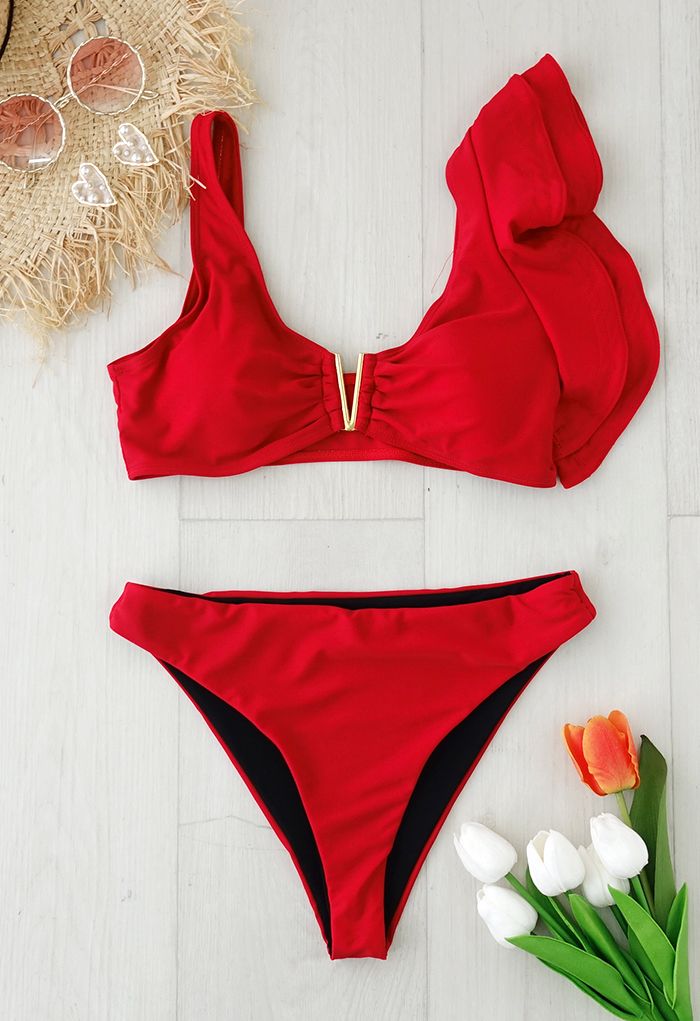 Conjunto de bikini con corte en forma de V con volantes rojos