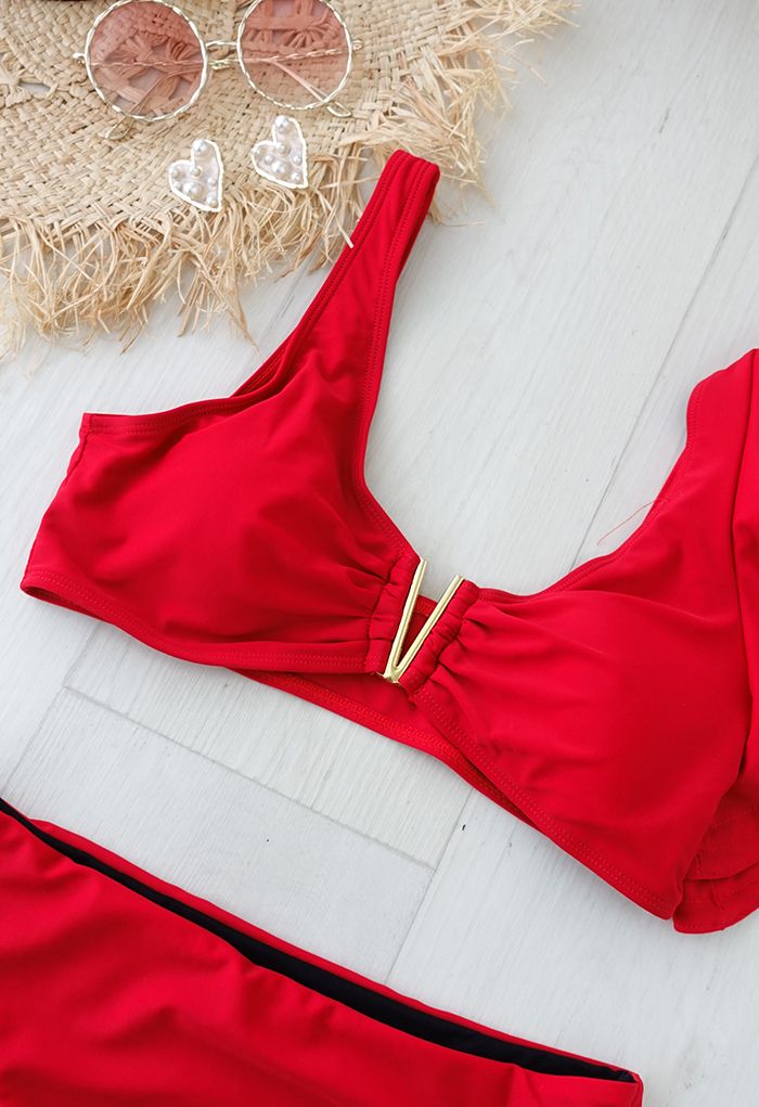 Conjunto de bikini con corte en forma de V con volantes rojos