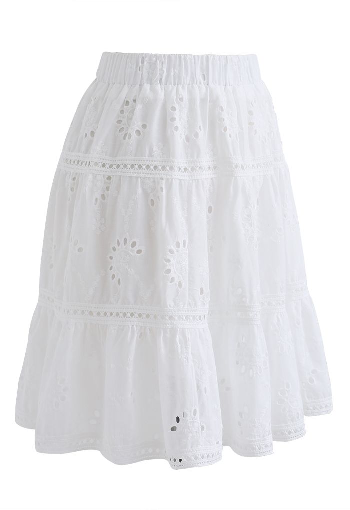 Minifalda con dobladillo con volantes y ojales florales en blanco