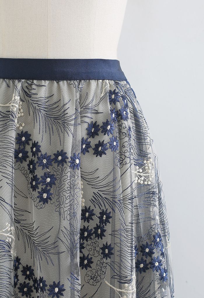 Falda de tul de malla bordada con margaritas divinas en azul marino