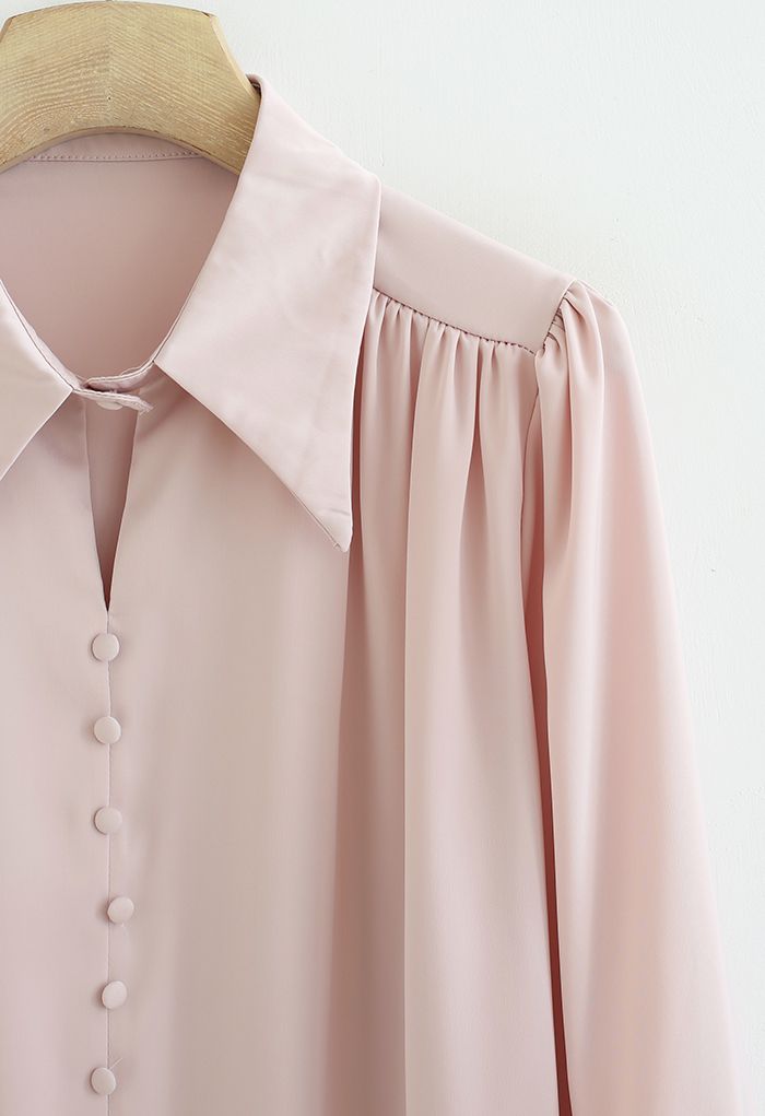 Elegante camisa de satén con botones decorados en rosa