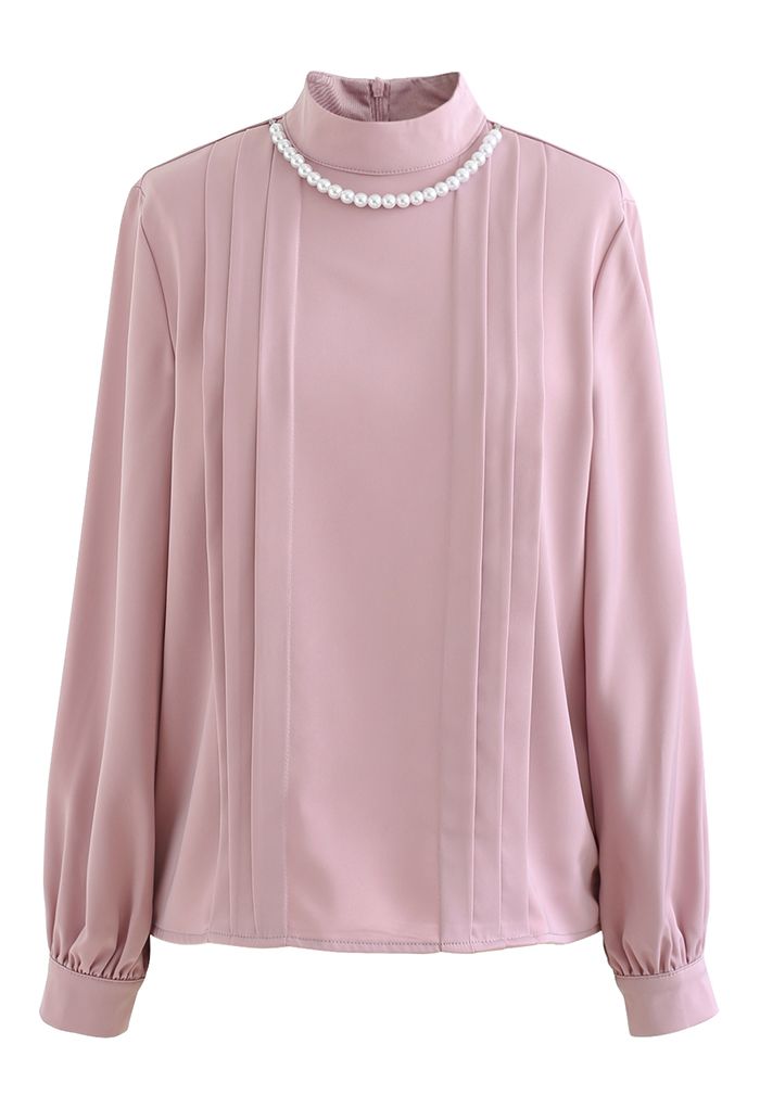 Collar de perlas con camisa fruncida en rosa