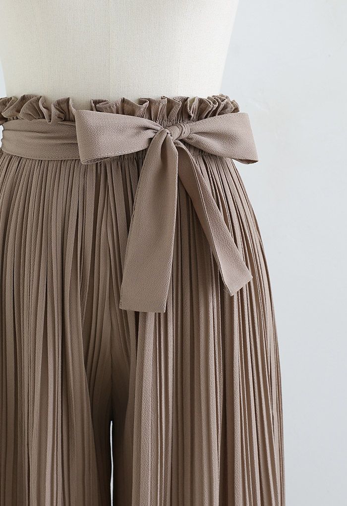 Pantalones anchos plisados con cintura anudada en marrón