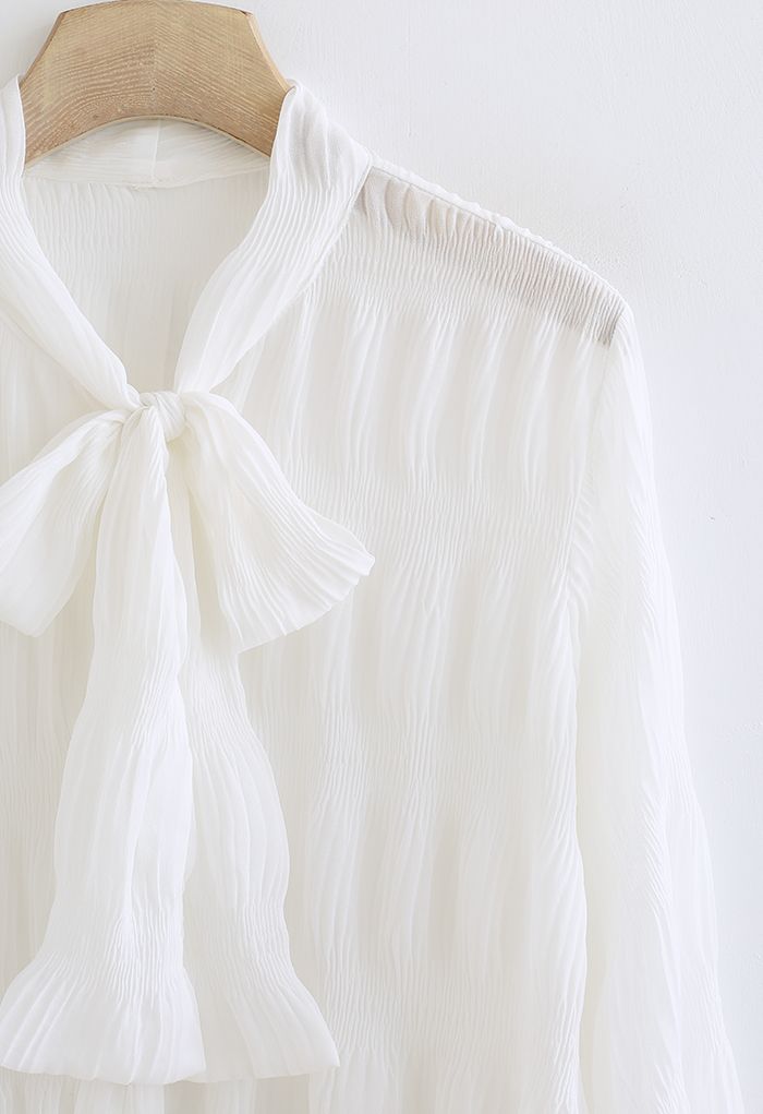 Camisa semitransparente fruncida con cuello de lazo en blanco