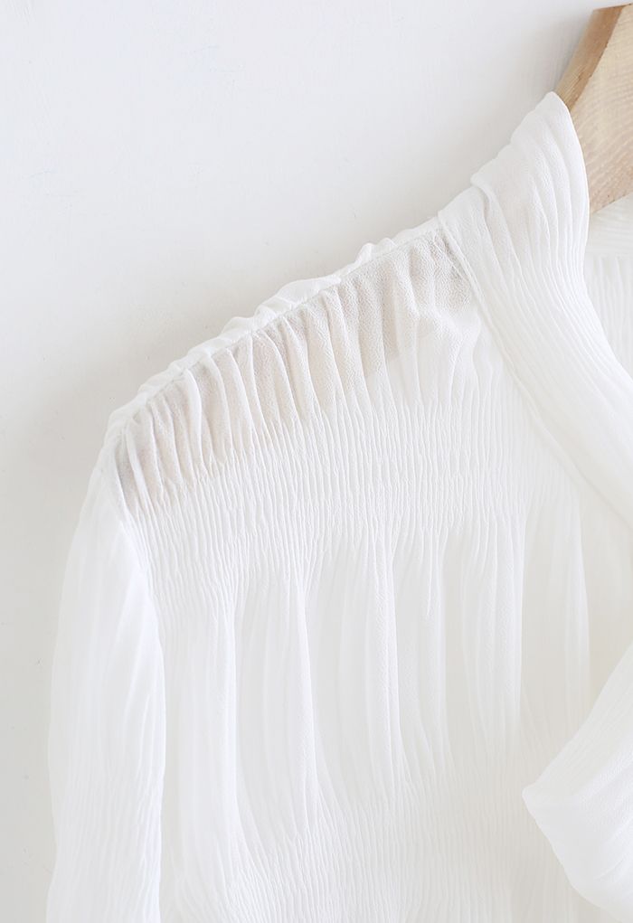 Camisa semitransparente fruncida con cuello de lazo en blanco
