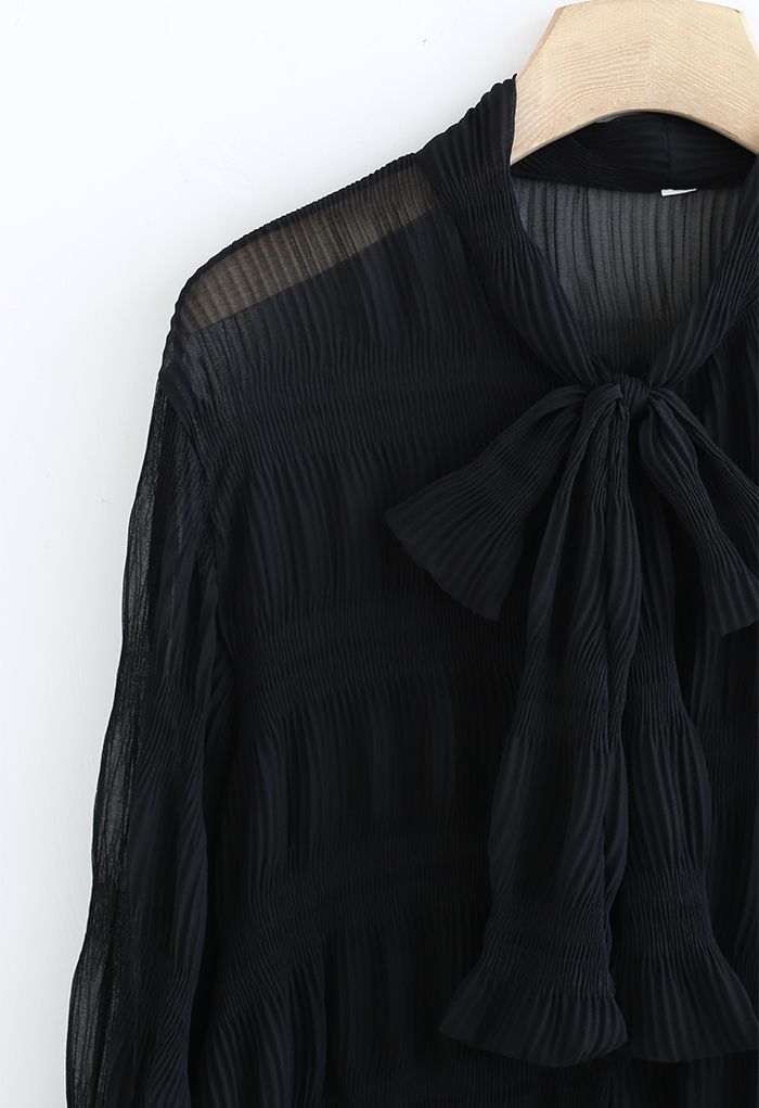 Camisa semitransparente fruncida con cuello de lazo en negro