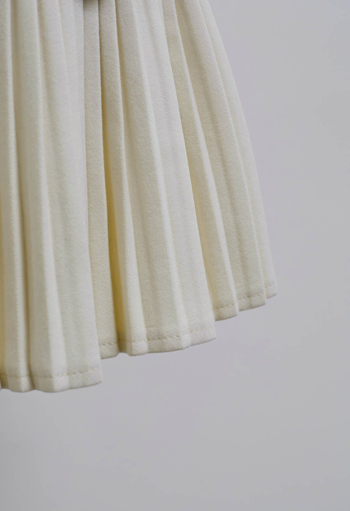 Minifalda plisada con cristales deslumbrantes en blanco