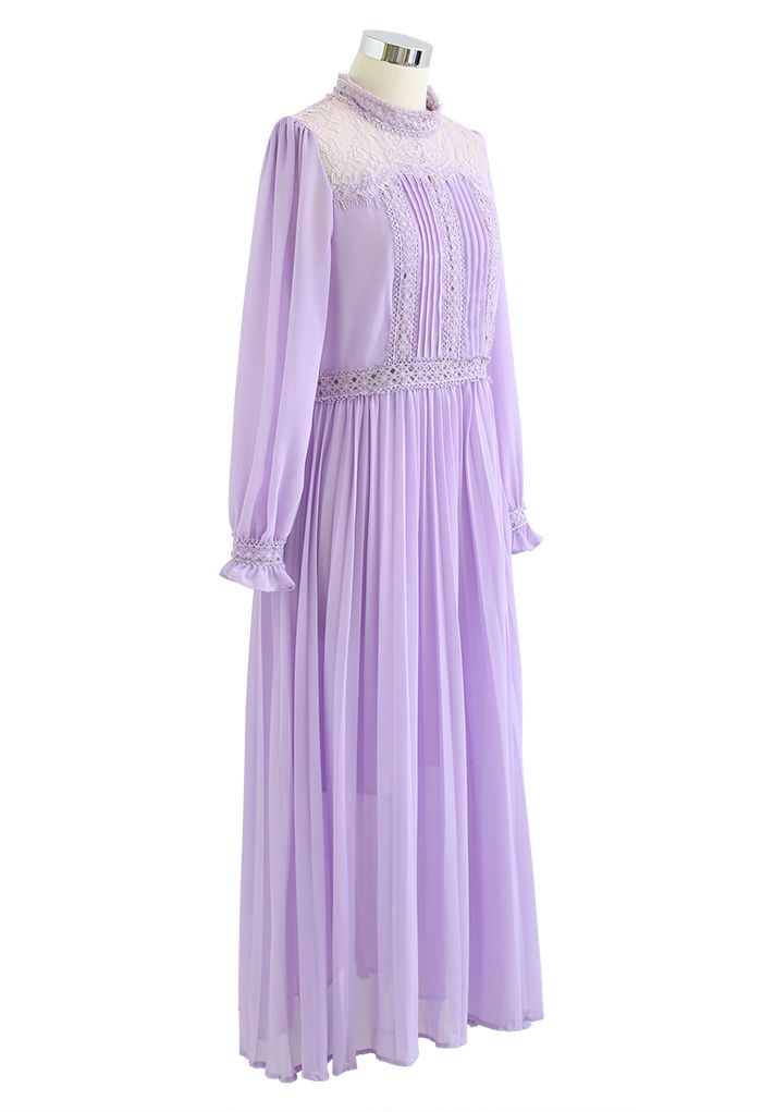 Vestido de chifón plisado con cuello alto y ribete de encaje en lila
