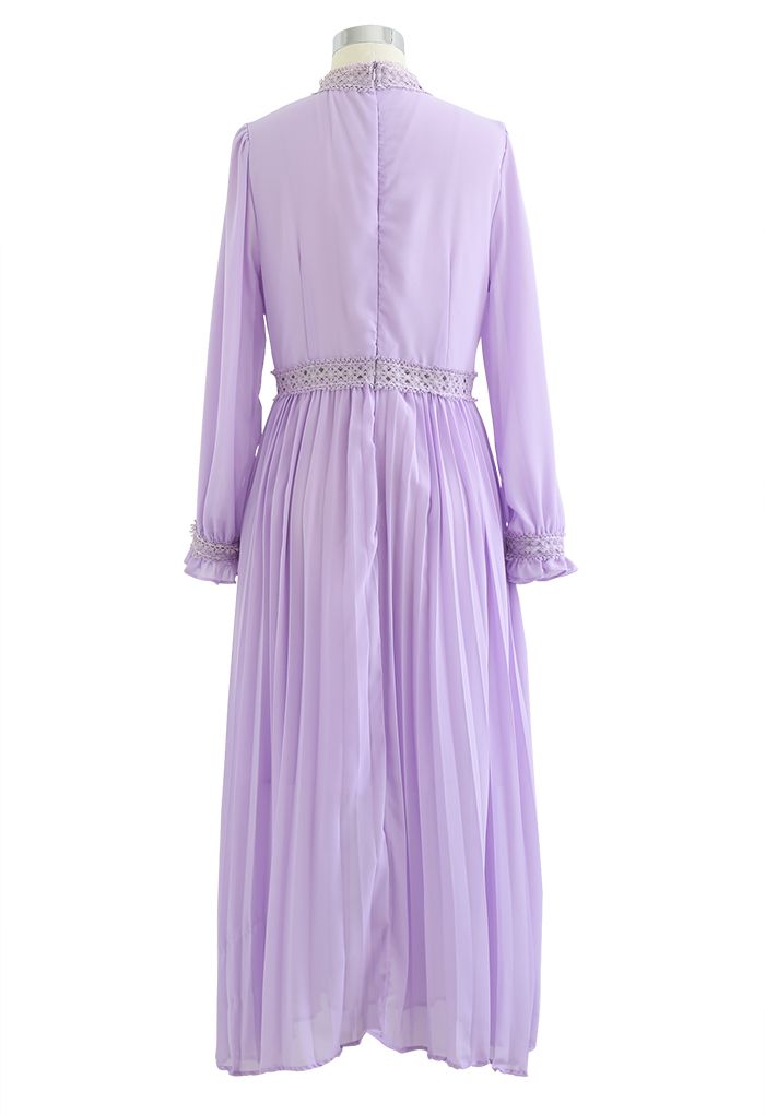 Vestido de chifón plisado con cuello alto y ribete de encaje en lila