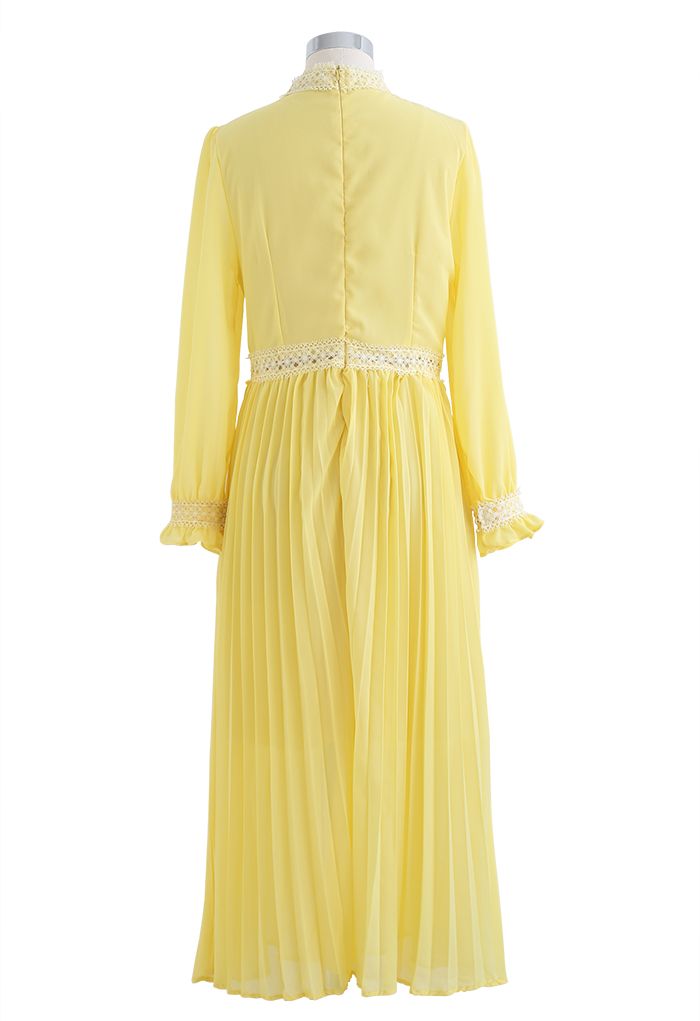 Vestido de chifón plisado con cuello alto y ribete de encaje en amarillo