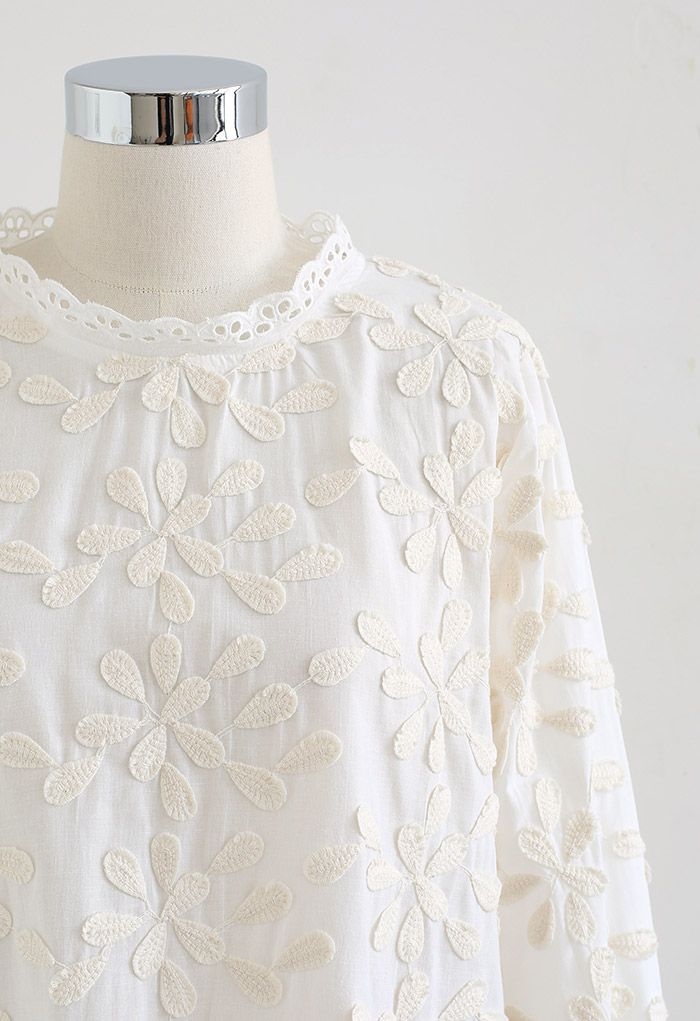 Top de algodón con manga farol bordada 3D Blossom en color crema