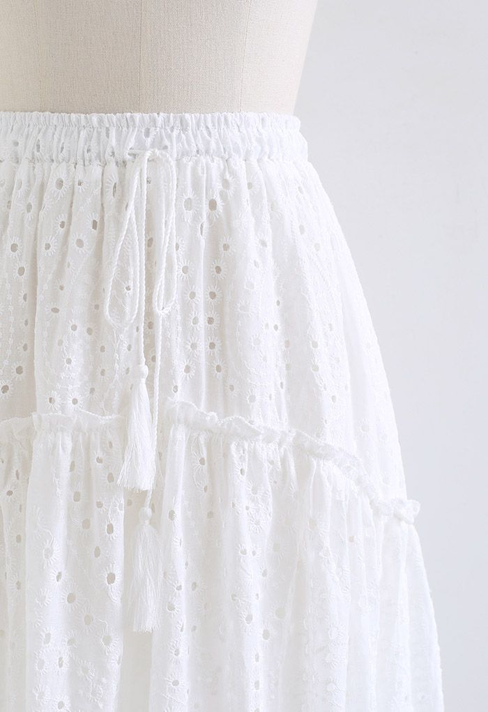 Falda midi de algodón bordado con volantes en el bajo en blanco