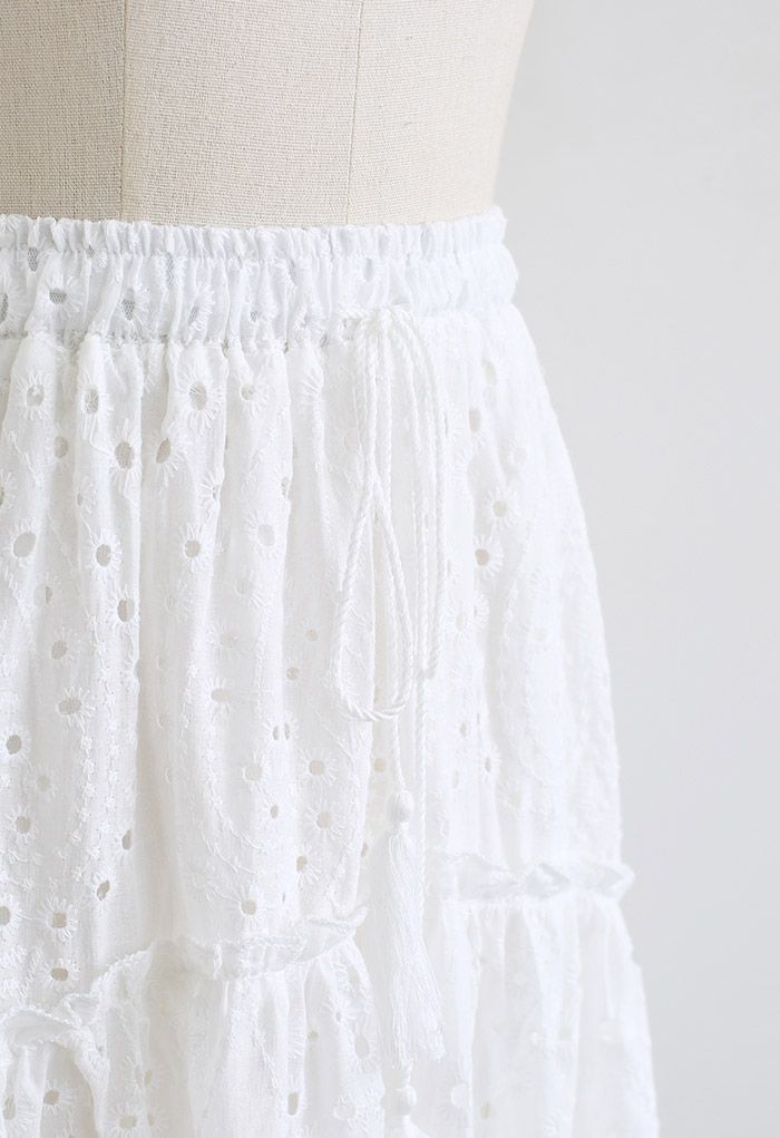 Falda midi de algodón bordado con volantes en el bajo en blanco