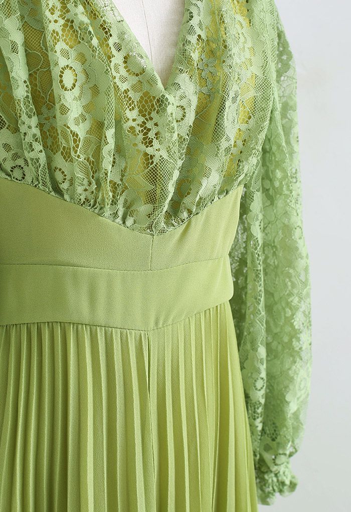 Vestido largo plisado empalmado de encaje con cuello en V en verde musgo